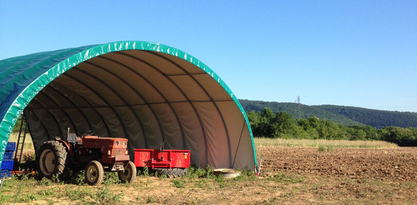 Plateau de Moyrand-Charézieux avec un tracteur et des champs