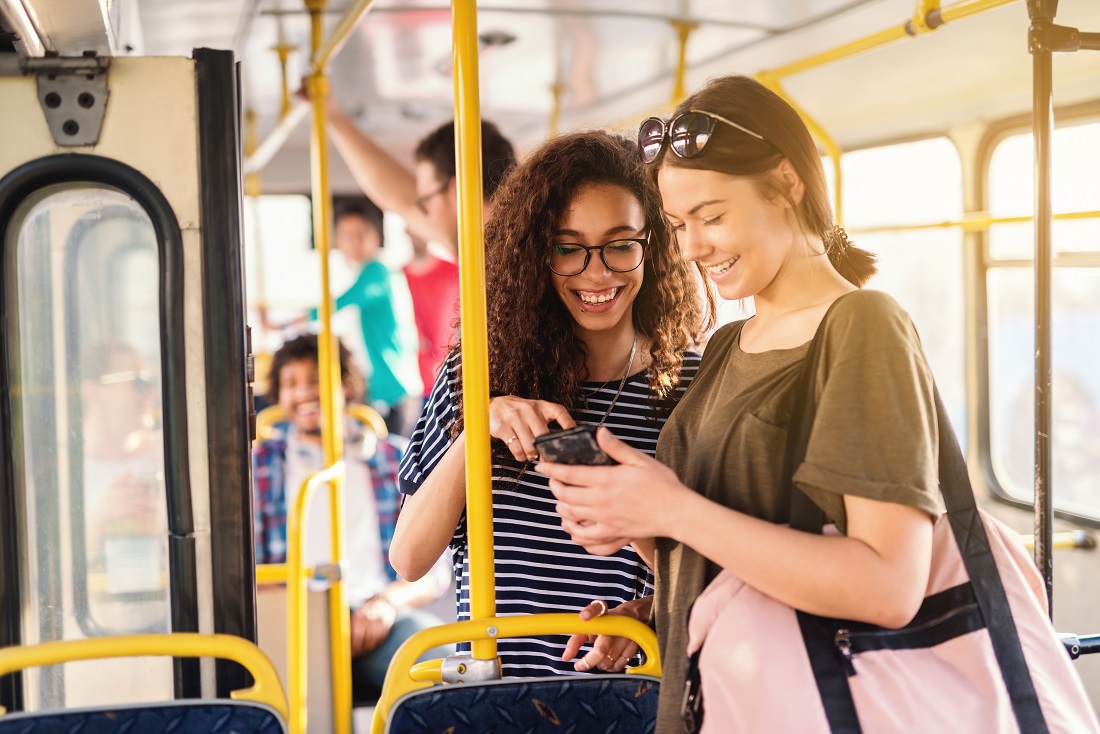 Deux amies dans un bus