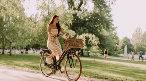 Jeune femme sur un vélo dans un parc