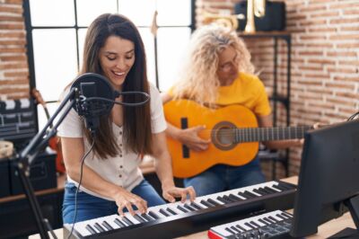 une femme joue du piano