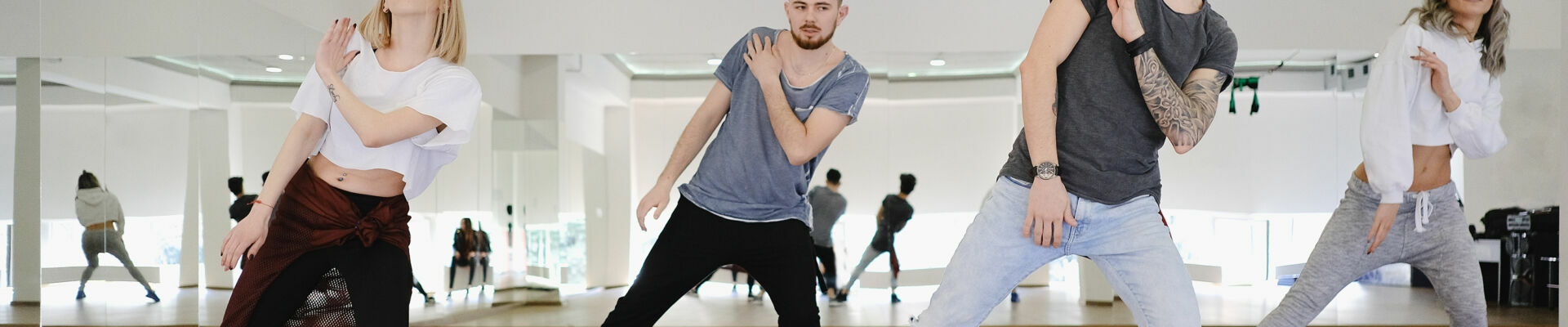 salle de sport montrant 4 jeunes en train de danser dans des tenus urbaines