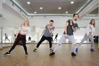 salle de sport montrant 4 jeunes en train de danser dans des tenus urbaines