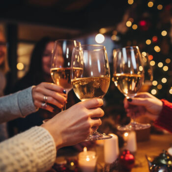 image festive de verre de l'amitié autour des lumières des fêtes de fin et début d'année