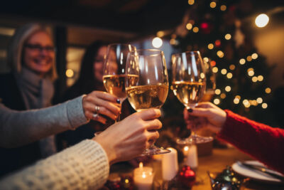 image festive de verre de l'amitié autour des lumières des fêtes de fin et début d'année