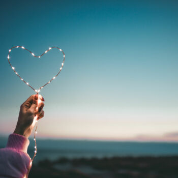 symbole d'un coeur avec une guirlande lumineuse