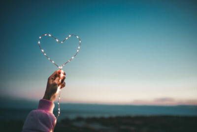 symbole d'un coeur avec une guirlande lumineuse