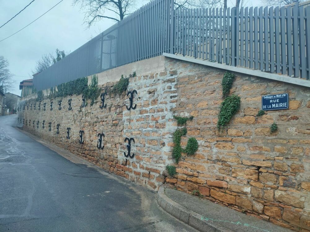 vue sur la rue de la mairie réouverte