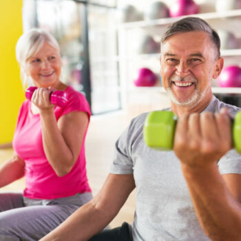 visuel des ateliers CCAS, ù l'on voit deux seniors en train de faire de la musculation dans une ambiance positive et conviviale