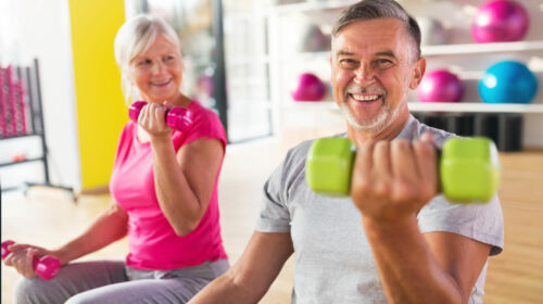 visuel des ateliers CCAS, ù l'on voit deux seniors en train de faire de la musculation dans une ambiance positive et conviviale