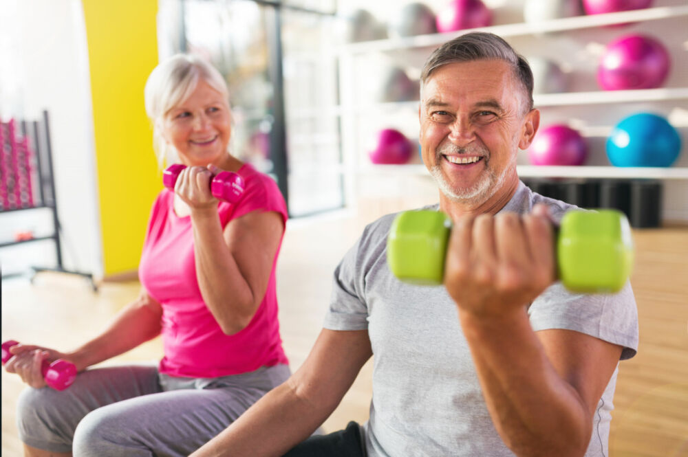 visuel des ateliers CCAS, ù l'on voit deux seniors en train de faire de la musculation dans une ambiance positive et conviviale