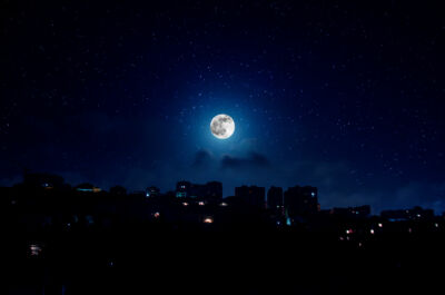 ciel étoilé sur la ville, la nuit est belle